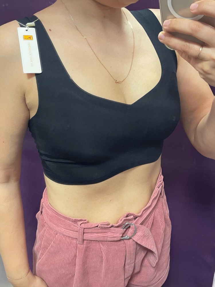 Быстрая доставка! И пришёл в упаковке без следов). Почитав отзывы, взяла на размер больше ( ношу L, взяла xL), сел удачно! видимо, из-за отсутствия застежки плотнее сидит, чем другие изделия этого производителя. В целом, я довольна. Надеюсь, и в нОске он тоже будет на 5 звёзд 😃