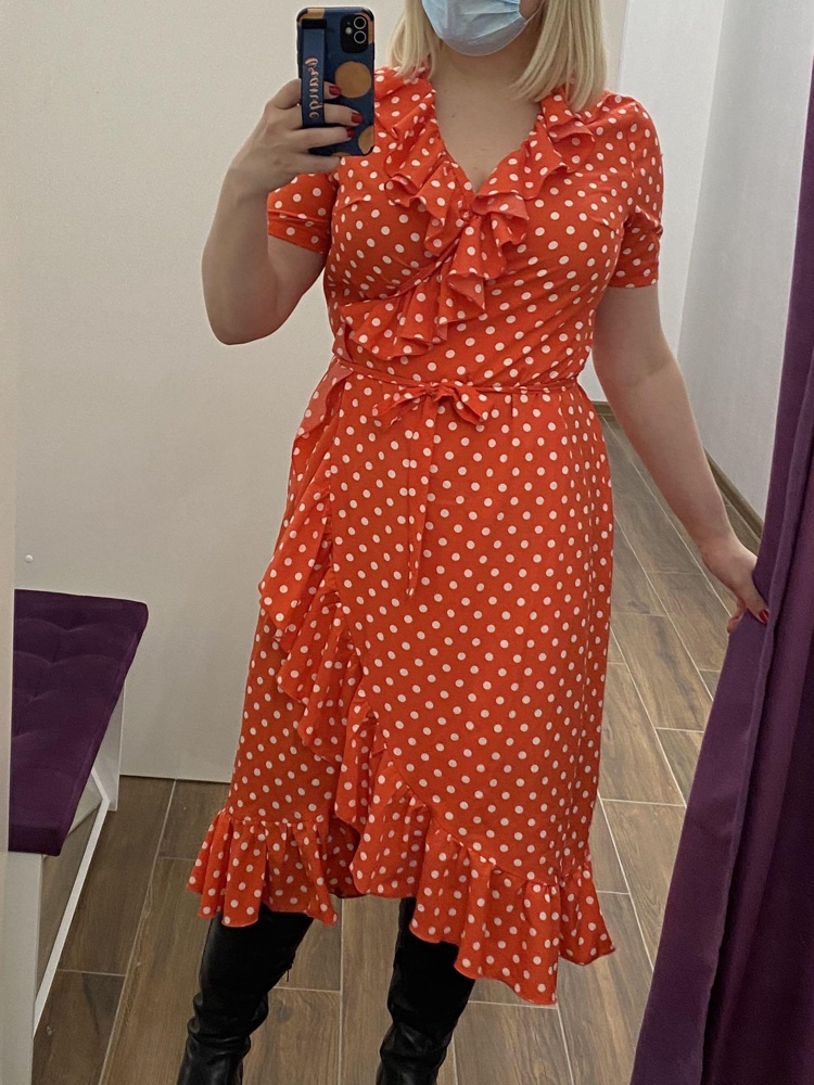 В реальности цвет очень дешёвый, выглядит, как клоунская одежда. 