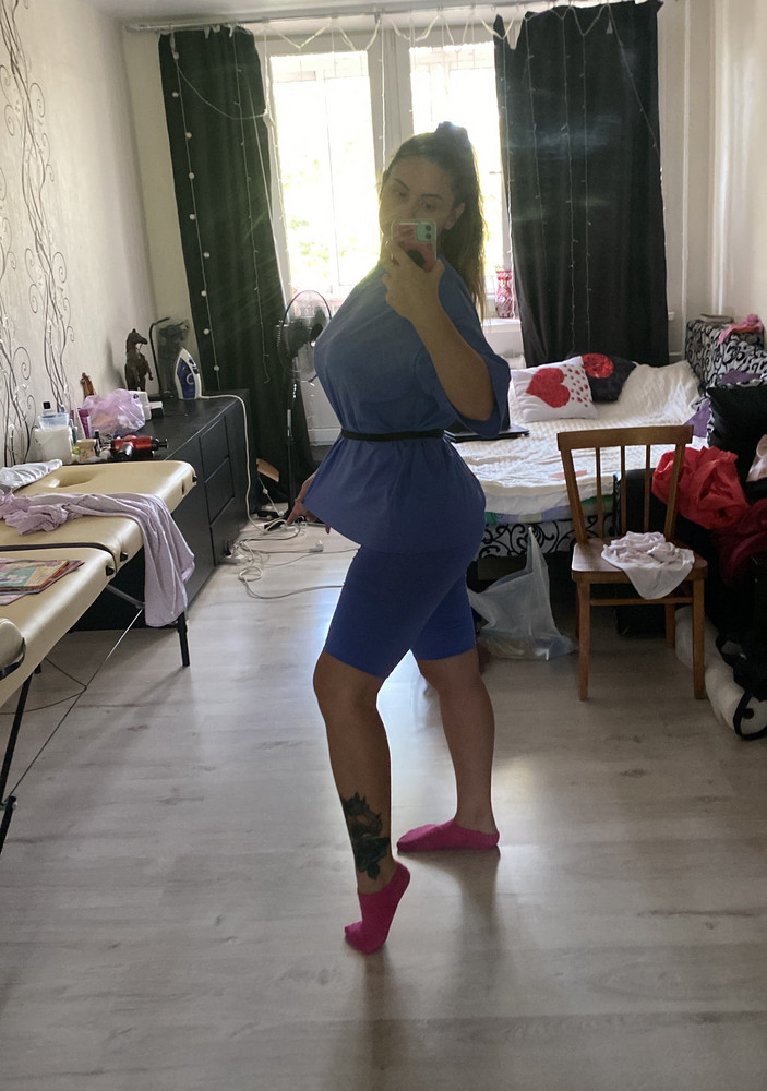 Материал хлопок ,то что надо в жару ,дышит ..можно на размер меньше брать ,ткань хорошо тянется ,футболка оч огромная ,но если с поясом то отлично ..рекомендую к покупке 