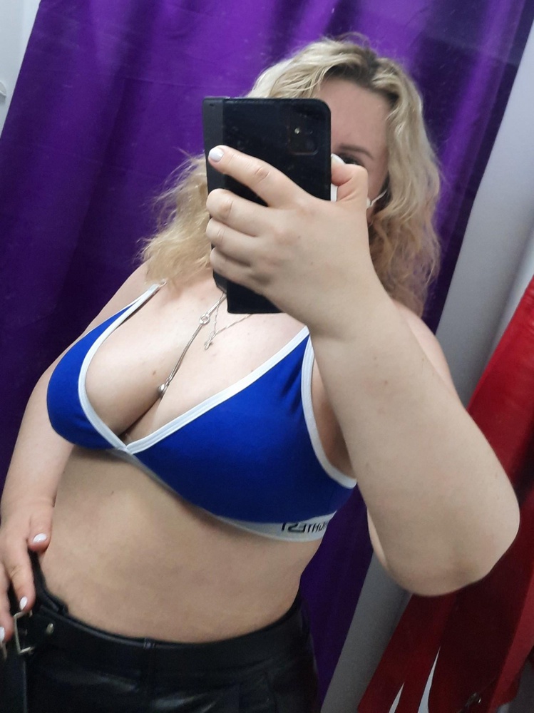 Если сравнивать с таблицей размеров, маломерит, на мой Ог 98 размер L мал , думаю это белье на небольшую грудь,  максимум  С чашка