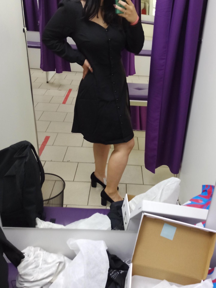 Платье очень крутое, приятное к телу. На мне чуть висит, боялась прогадать и выбрала чуть больше своего размера. Но смотрится все равно хорошо. Реклмендую