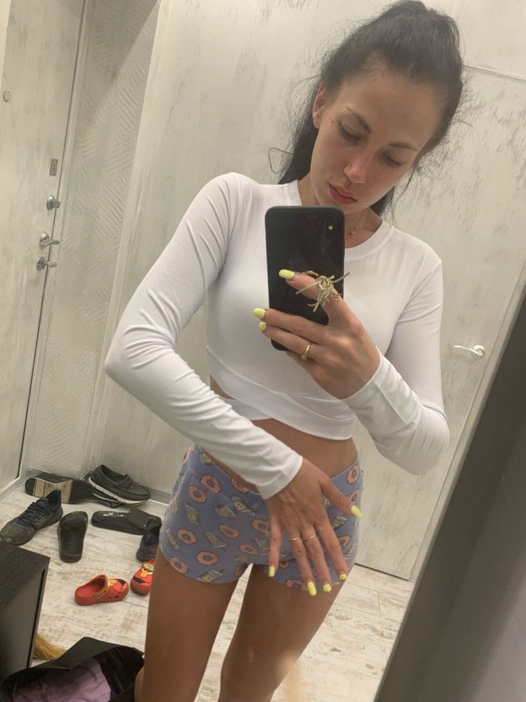 Заказывала несколько цветов, но этот понравился больше всего, отличный топ, безумно удобный