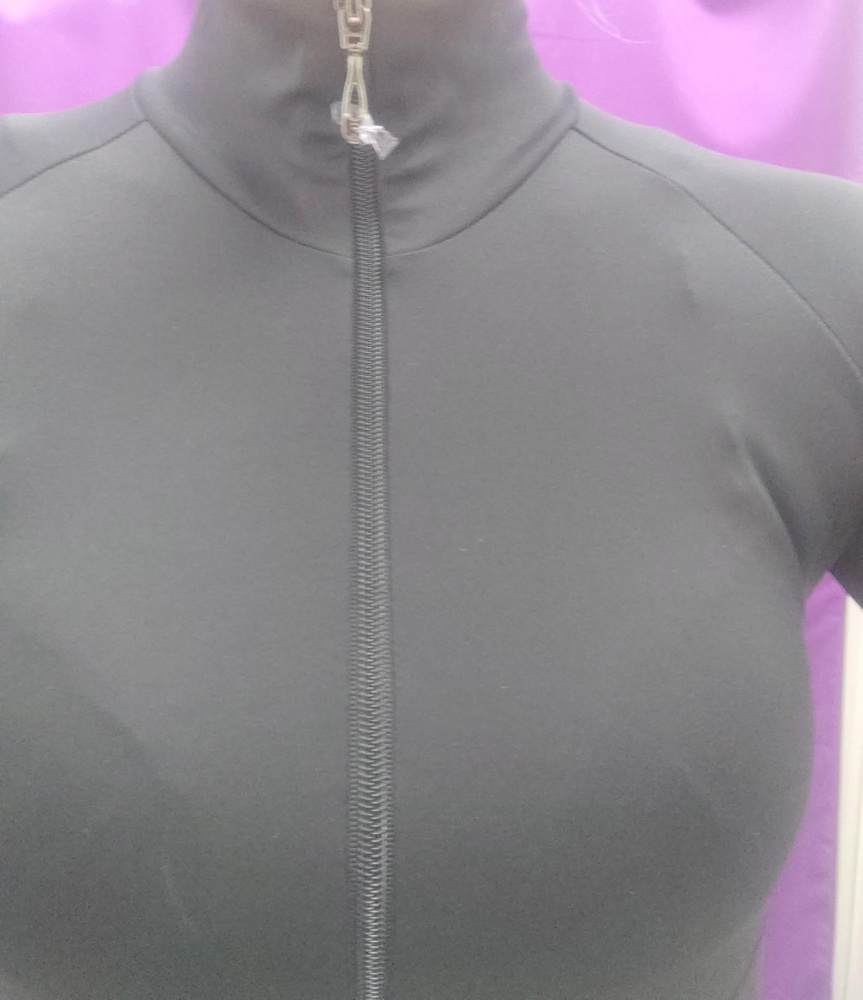 Отличный! На 48 размер сел отлично) до этого заказывала размер L , большой, не в обтяжку оказался.Недостаток-  нет фирменной нашивки на воротнике...