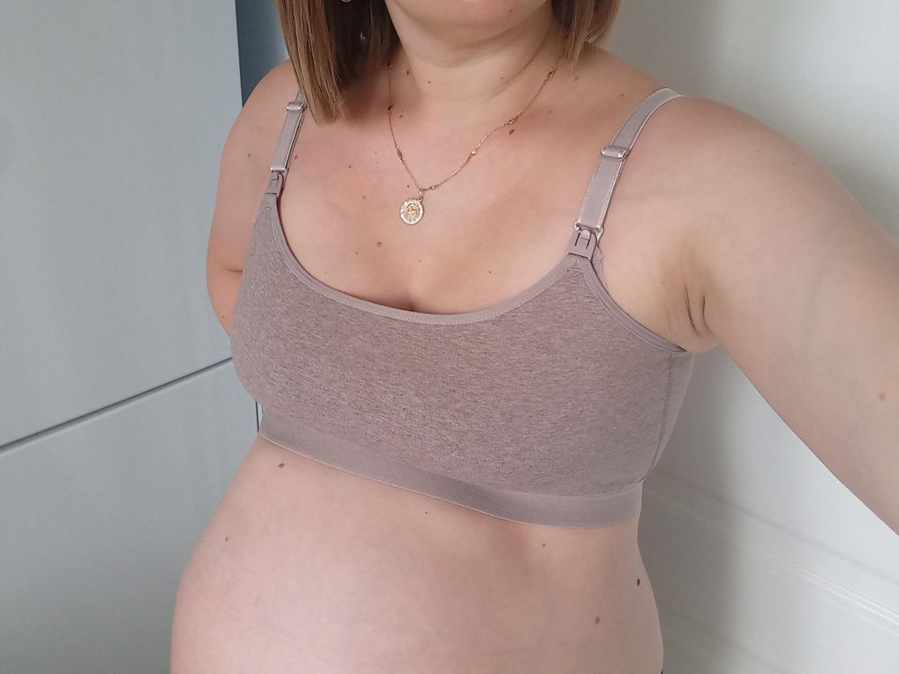 Брала L на ОГ 100см, подошёл по размеру. Ткань мягкая и приятная к телу, нигде не перетягивает.  Состав на фото. Крепления удобные, отстегивается все одной рукой.