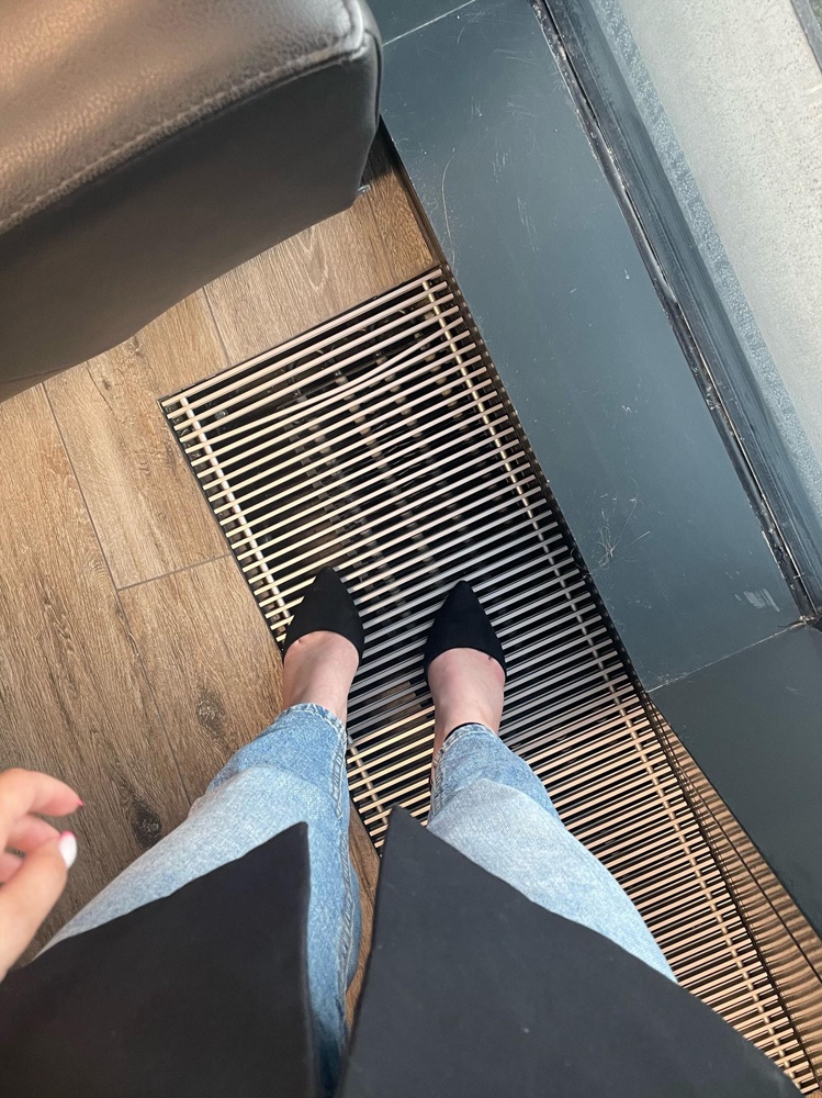 Не думала, что туфли могут быть такими удобными. Брала переодевать в офисе, перед важными встречами, так как обычно ноги болят от каблуков. Теперь ношу их и вне офиса. И собираю комплименты. Удобно и очень красиво. 