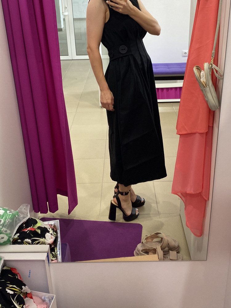 Платье огонь! И в пир и в мир. Я взяла 44, так как не было моего 42. И сразу ушила талию. Смотрится отлично. Не знаю как в жару. Но платью рада безумно! 