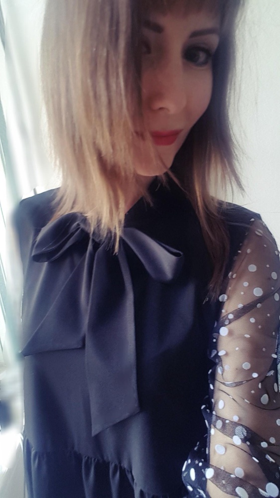 Красивое , нарядное платье , элегантное, приятное телу и глазам! Ещё одно такое заказала, очень нравится фасон -- такое лёгкое, воздушное.🔥 Пикантность придаёт бант-галстук и рукава сеточка !😍 Аккуратно выполнена сборочка по двум ярусам, от этого платье струится и разлетается! Мне очень нравится!!! Оно не только скрывает неровности фигуры, но и наоборот, подчеркивает стройняшек! )) Рекомендую!!!