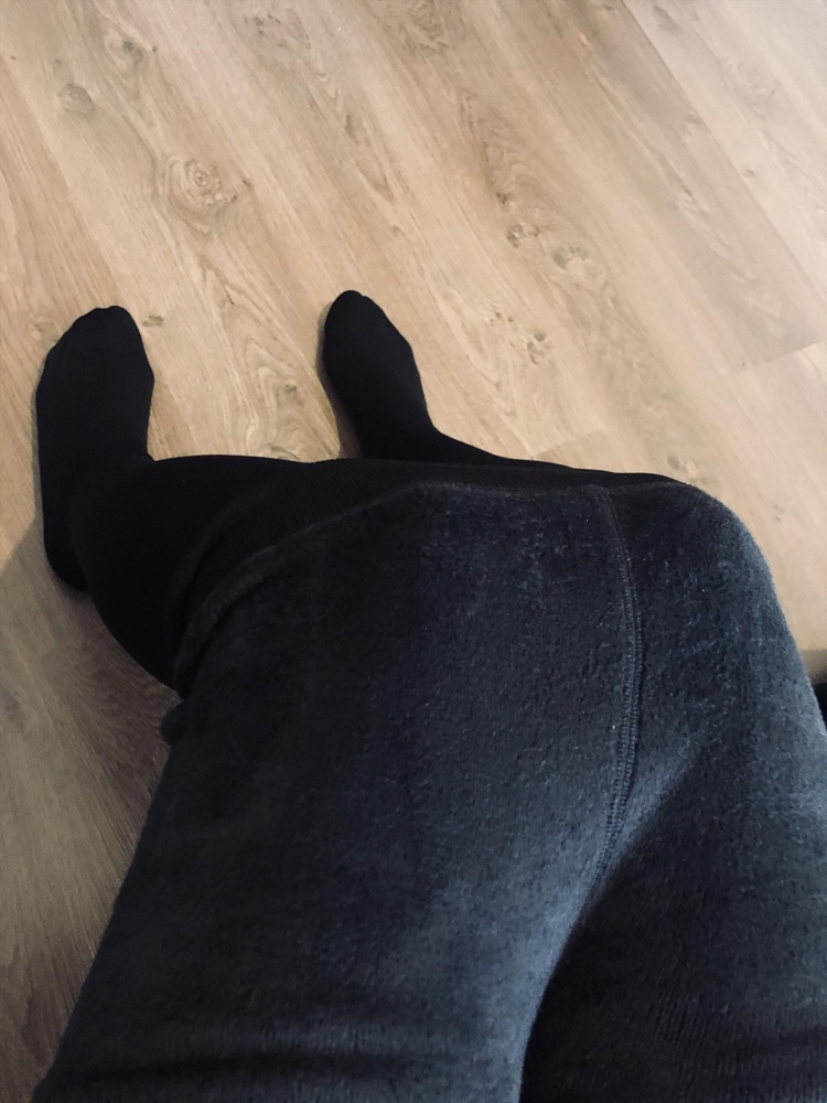 Хорошие, тёплые, мягкие, приятные к телу, плотные колготки. Красиво облегают, блестят, не давят. Рост 169, M, заказала размер 4-5. На попе 2 полоски. За ~500руб хорошо, закажу ещё. 