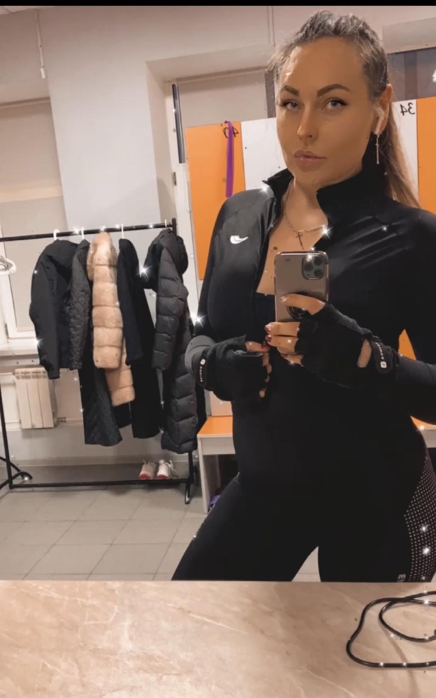 Комбез хорошего качества , очень плотный , классная поддержка мышц, красивый . 3200 руб. рекомендую на размер 48(50 с натягом ) .