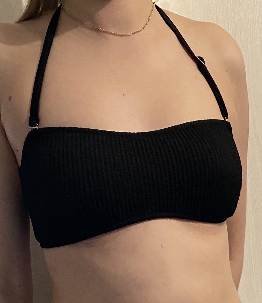 Купальник хорошего качества, очень приятный к телу. На мои параметры 85-75-90 взяла размер L, по совету продавца. Но думаю, что и S и M тоже подошли бы, но попа была бы более больше открыта, а я не люблю слишком откровенные купальники. В общем, выбором очень довольна, в магазине такой же видела за 3 т.р.