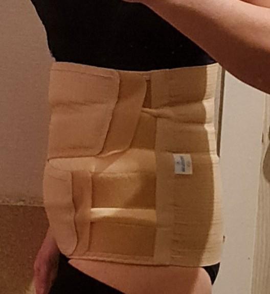 Отличный бандаж. Взяла на реабилитацию после абдомино, компрессионка стала велика и не утягивает. После операции 2 недели, серома и отёки ткани, поэтому на фото "гусеничка")
Специально искала модель с двумя застежками, чтобы максимально утянуть в талии и низ живота по отдельности. Проходила в нем день, не скатывается и не съезжает. Утяжка хорошая, размерная сетка соответствует.
Упаковка была мятой и вскрытой, возможно мерили до меня, но сам корсет в нормальном состоянии. Думаю, ещё пригодится, когда хирурги наконец выпустят меня в зал 😅 Первые тренировки все равно в компрессии.
На фото ещё чулки этого производителя, очень удачное приобретение 👍🏻