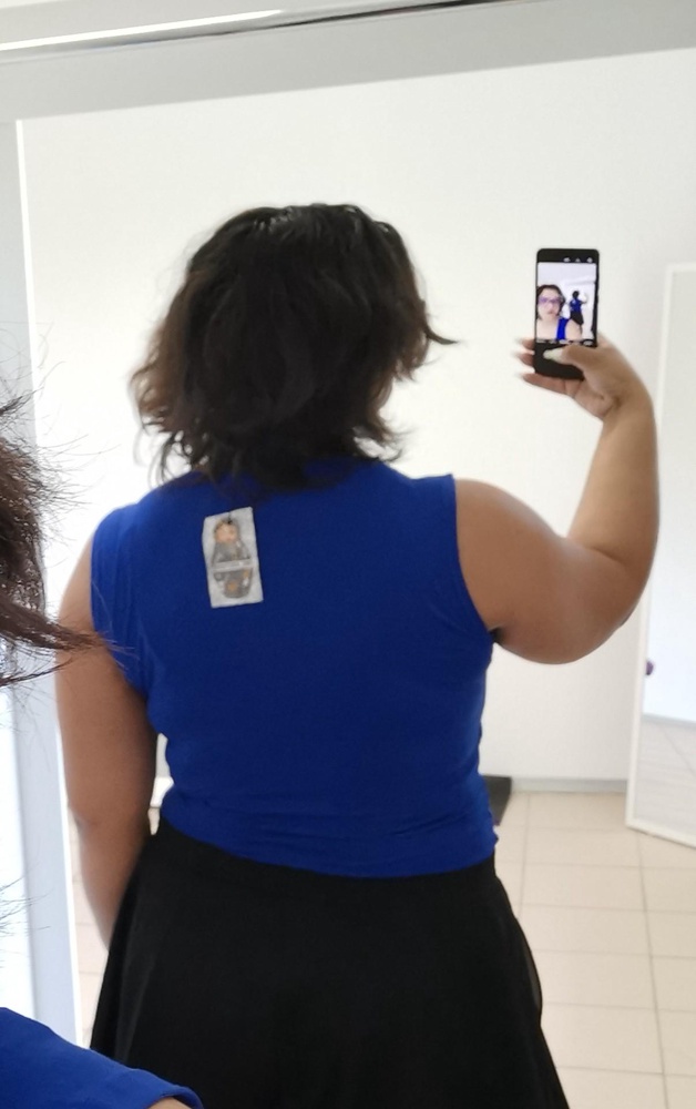 Ношу размер и 52, взяла на свой страх и риск. Широкие лямки скрывают все недостатки, спинка закрытая, что тоже радует. Место под грудь прошито двойной тканью, тоже приятненько. Цвет насыщеный красивый. Выглядит чудесно. Майка супер.