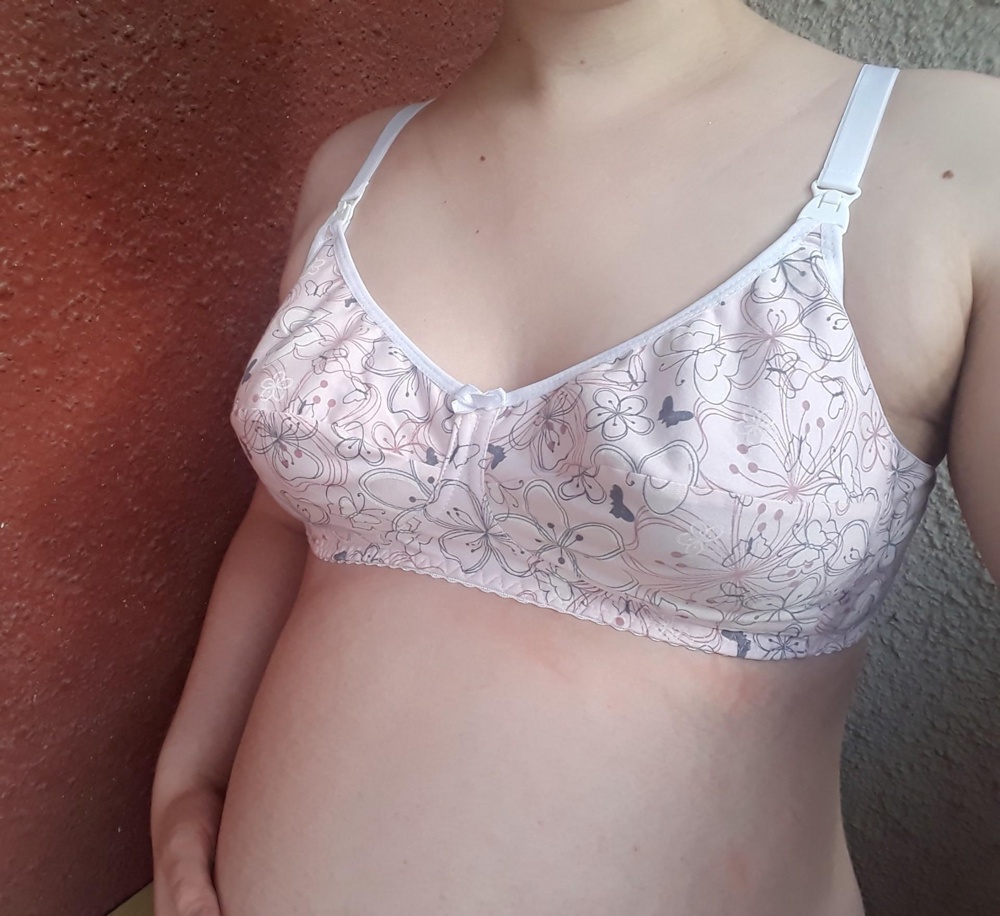 Бюстгалтер точно в размер. Форма чашек острая и дает запас на вырост груди, когда придет молоко. Ткань мягкая, хлопковая приятная. Мне этот лифчик подошел к комплекту халат+ночнушка из этого же магазина, Вива Мама супер!