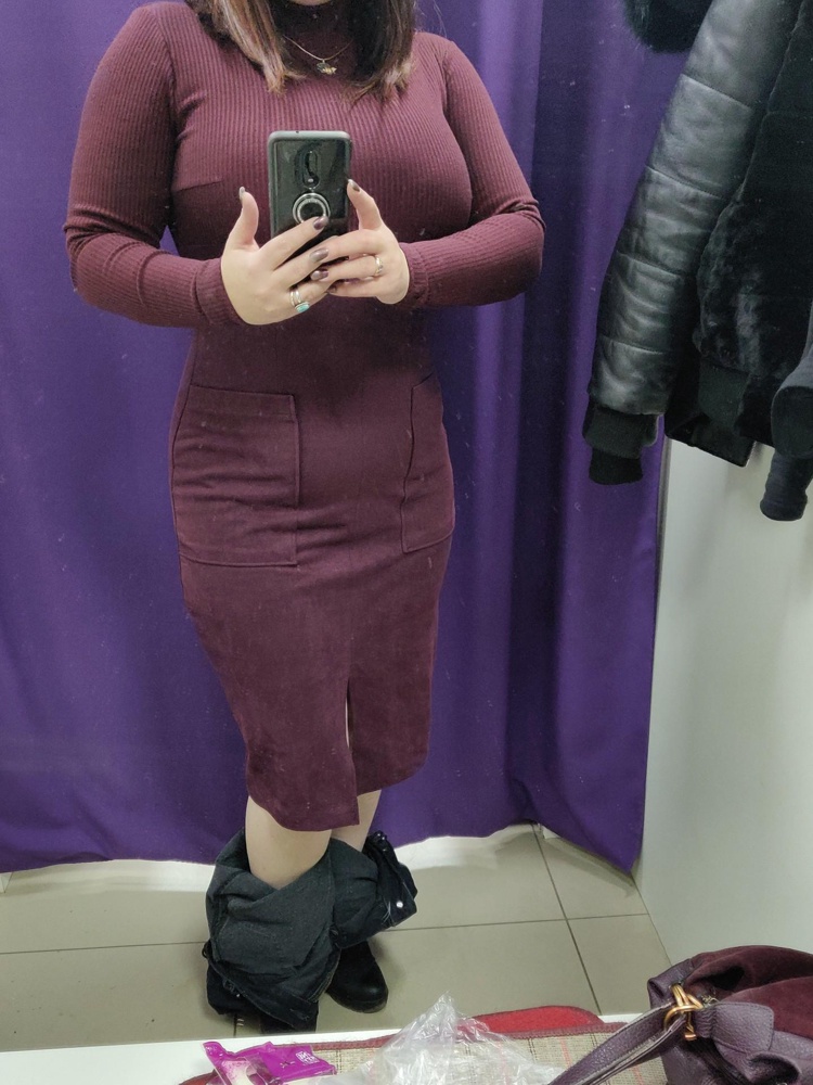 Платье супер! На 50р. взяла 48р. Смотрится хорошо! Рост у меня 162, длина ниже колен. На внутренней стороне со спины зацепка, я долго ждала это платье, выкупила всё равно, но! Девушки, давайте уважать друг друга, меряйте аккуратно пожалуйста.