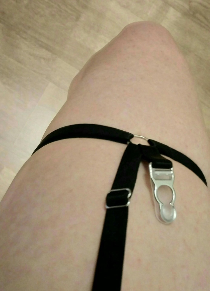 К сожалению, обнаружился брак. Неправильно пришито крепление для чулка на левой ноге. Пробовала протянуть через петлю, чтобы спасти положение, но исправить можно только если распороть и заново вшить. Из плюсов: можно регулировать ремешки как на талии, так и на бедрах, поэтому ремешки прилегают к телу и нигде не передавливают, засчет минимализма легко можно комплектовать с любыми элементами чёрного белья в других комлектах белья. Оформила заявку на возврат. Если бы не брак, очень хорошая вещь.