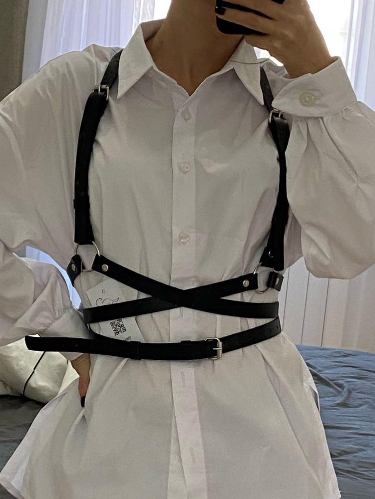 Обратная сторона не обработана, сильно крошится. Вся белая рубашка в этих черных катышках(( по размеру на мой 40 подошел.