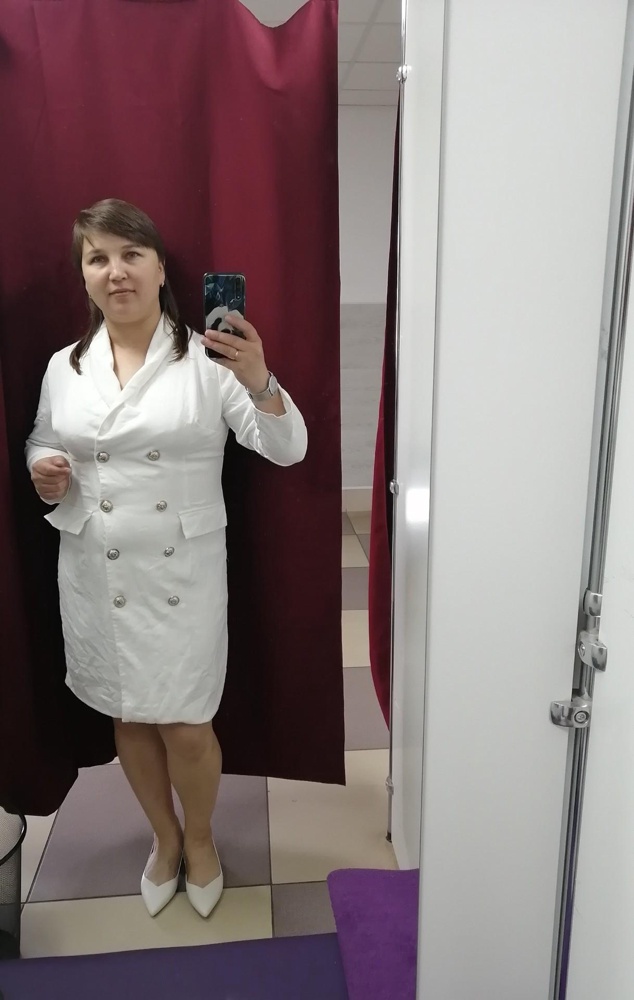 Отличное платье - пиджак!
"НО"! С прошлой жизнью. 
Пришло всё мятое, стираное (пахнет порошком) и фурнитура уже подстёрлась, этикетка оторвана. 
Та женщина которая "выгуляла" его на своём событии, а затем вернула я даже незнаю как прилично назвать!Бессовестная наглая женщина!
К сожалению Отказ...
Перезакажу!