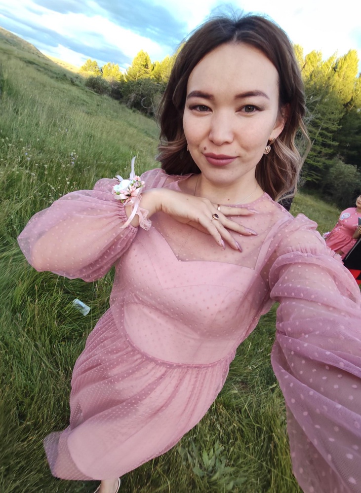 Ооочень классное платье. 46 на мой 44 сел идеально)) Швы аккуратные, изьянов нет. Довольна, спасибо.