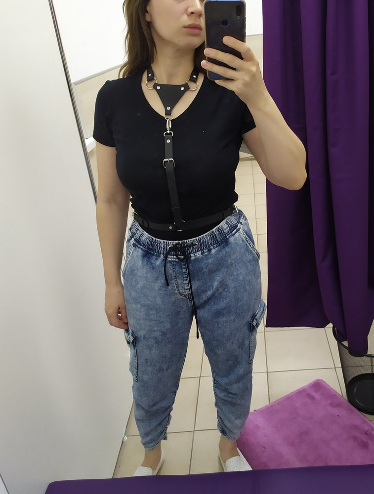 Она такая клёвая,отвал башки🤤 Качественная фурнитура, вещи не красит,не осыпается, ремешки в кожу не врезаются, края не острые. Отлично смотрится на одежде и без нее)Брала на размер 44-46. Рекомендую. Заказала ещё другую модель для подруги.