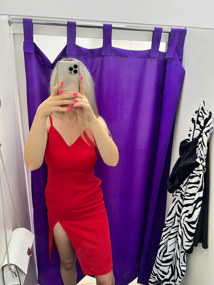 На рост 176 разрез как раз в интимном месте ))поэтому возврат , очень красивое платье 