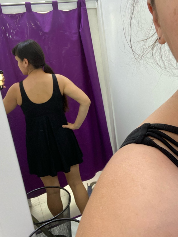 Этакое маленькое чёрное платьишко. Я б не отказалась от такого обычного (не купального) 😁 Но для купальника, конечно, тяжеловато и плотновато. Подруги в один голос отговорили, отказалась в пользу другого танкини этой же фирмы. А так, недостатки скрыты, конечно. Но сохнуть такому купальнику очень долго, а одевать достаточно тяжело. На 46 размер рост 162 - L впритык...