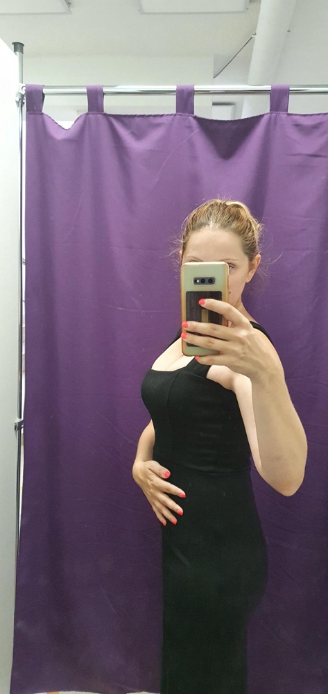 Платье сидит очень хорошо, ткань плотная, где надо утягивает, сшито качественно, идет размер в размер, но если есть грудь берите на размер больше. 