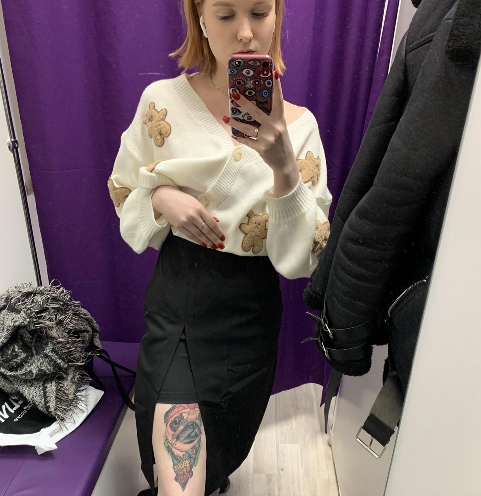 Честно сказать, за 2000₽ ожидаешь увидеть совершенно другое качество материала. Очень тонкая ткань, смотрится немного дёшево. Но села идеально по фигуре, ничего не скажешь