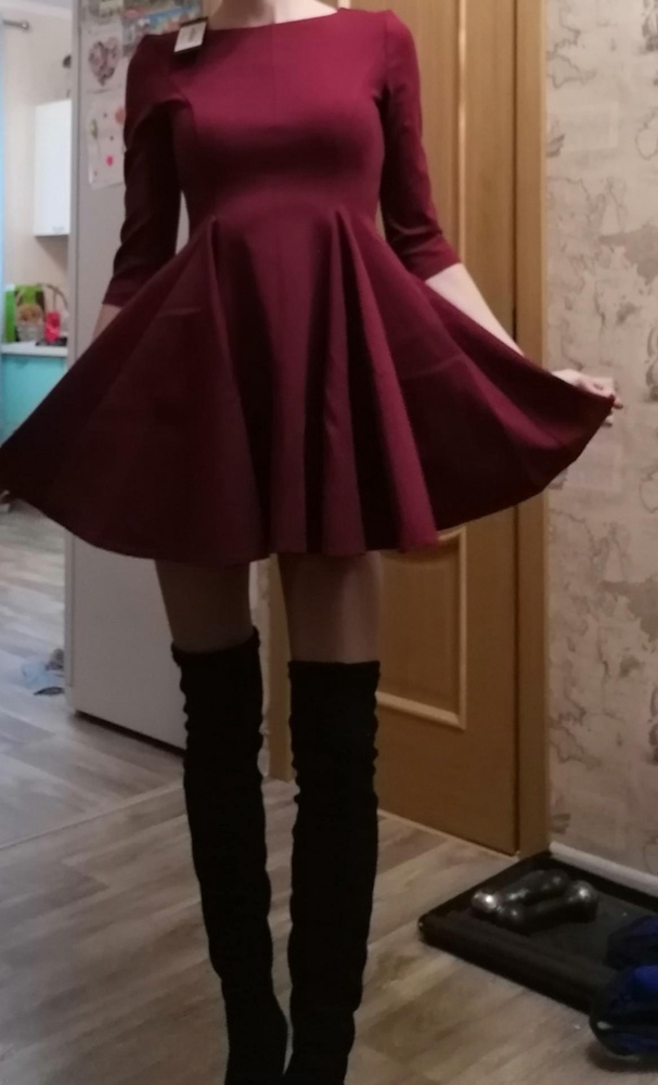 Платье приятное на ощупь. Ткань хорошая, плотная, выглядит дорого.
Кто не готов носить платье по попу, не берите. И в нем не наклониться. 
Оно конечно классное, такой фасон не ношу, но именно это решила оставить.
С батфортами, вообще отпад.
Спасибо за платье, на меня редко найдёшь чтобы хорошо сидело)