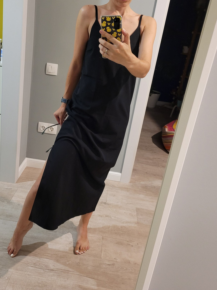 Красивое платье, прошито качественно. На рост 164 почти в пол, ткань матовая, не обратила на это внимание, увидела только в пвз, но это к лучшему. 
Единственная претензия к упаковке,  я все понимаю,  сотни примерок и тд, но пакет закленный скотчем,  с платьем дороже 3000 тыс. Хотелось бы упаковку посолиднее, зип пакет хотя бы. Звезду не снимаю, надеюсь продавец примет во внимание. Спасибо