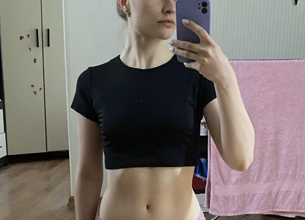 Топ пришёл целым и невредимым) очень приятная ткань у него. Я боялась, что он будет сильно задираться, когда руки поднимаешь, тк очень короткий, но все ок. Уже сгоняла в нем в зал - было комфортно, в нем не жарко и потеешь не очень сильно, что приятнее всего) ношу 42р, но топ заказала S - сел идеально, не стягивает тело. рекомендую 👍