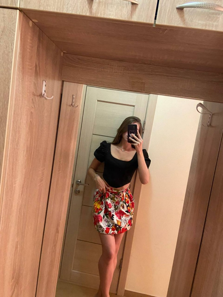 На мой рост 171 сел идеально :) Судя по отзывам, топ подходит и высоким, низким) К пошиву и материалу - никаких претензий!