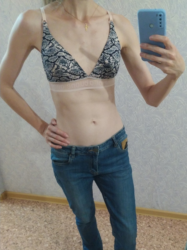 Бюстик 🔥!!! На маленькую грудь просто находка (аналогов на WB не нашла). Очень приятный к телу, гладкий, комфортный, вообще не ощущается что он есть) У меня обхват груди 90см. Пожелание производителю - выпустите такую модель в базовых цветах 🙏