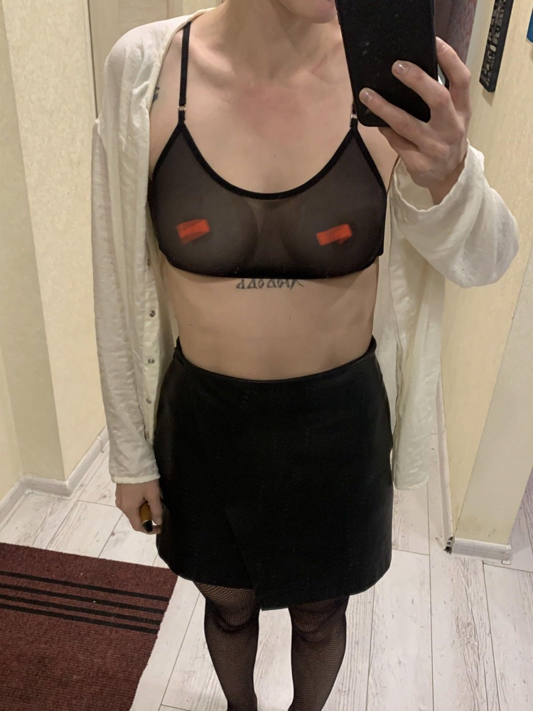 Хороший, не сказала бы, что качество пошива прям лакшери, но очень порадовал крой: хорошо собирает и держит грудь, нигде не давит. На 75В купила самый маленький размер, сел очень комфортно. 