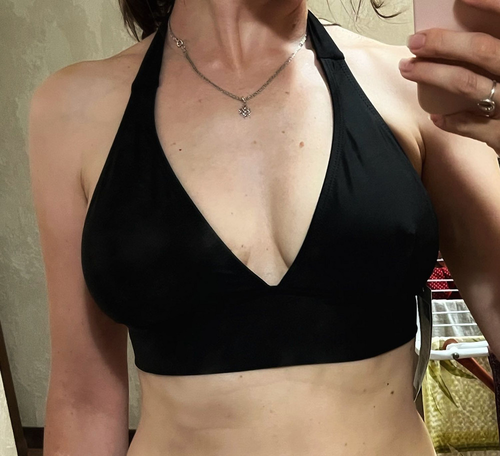 Просто отличный лиф за очень приятную цену! Сидит красиво, выглядит очень женственно. Вставки вынула, не люблю с ними, но и без них грудь не сплющивает. На 75D, 44-46 по размеру идеально!  40-42 тоже мерила, сильно мал. Очень рада, что купила! Спасибо Глории Джинс))