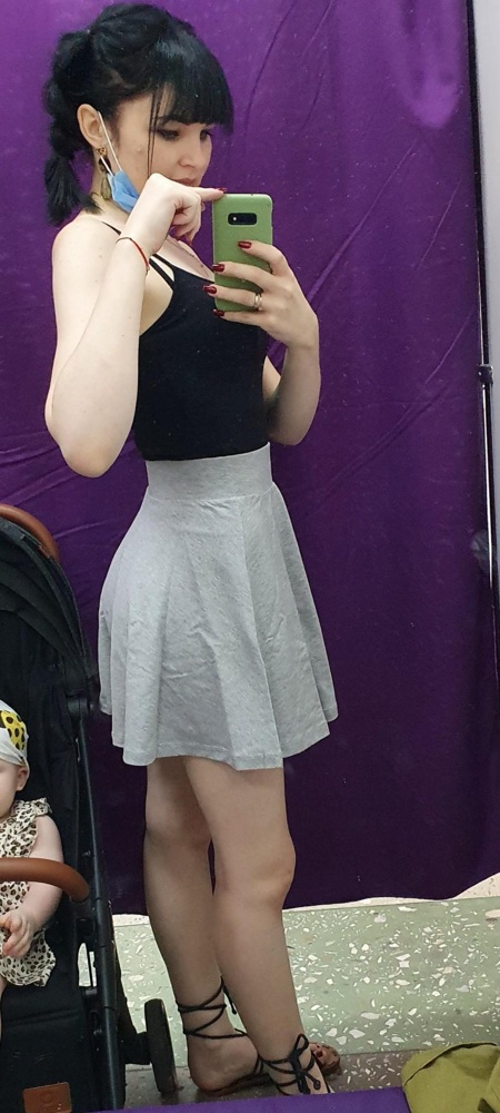 Хорошая юбка на каждый день. На ОТ 67, ОБ 91 подошёл р-р xs, но в талии не передавливает,  s был бы велик. Единственный минус - очень мнучая.