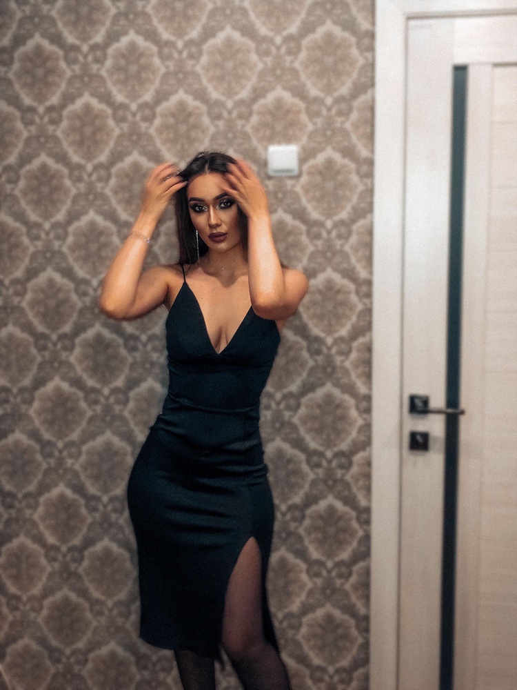 Фасон платья мне понравится, но от качества я ожидала большего. Размер соответствует! 