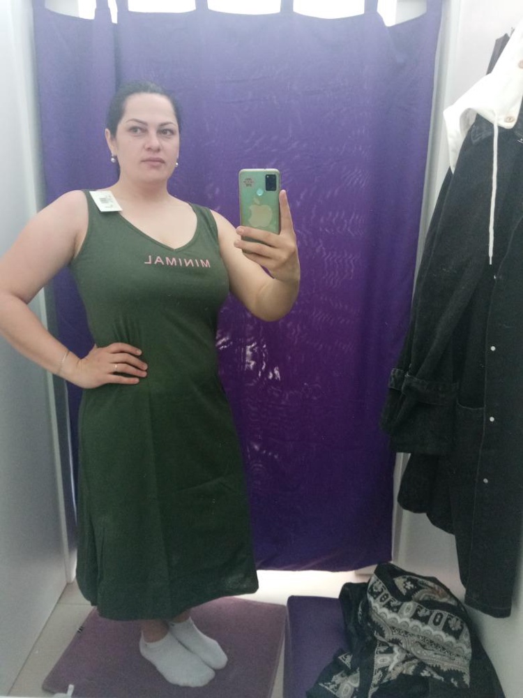 Не знаю кто там считает что для дома только пойдёт носить.... Я довольна платьем. Ткань футболки, лёгкая не тяжёлый трикотаж. В жаркое летнее время офигенный! Все прошито отлично, цвет ровный, длинна супер! Я рост 166, вес 80, ношу 50р-р. Взяла 52 сел идеально и животик скрывает. Уверена что в обтяг даже на худых будет не очень так как материал не стрейч! 