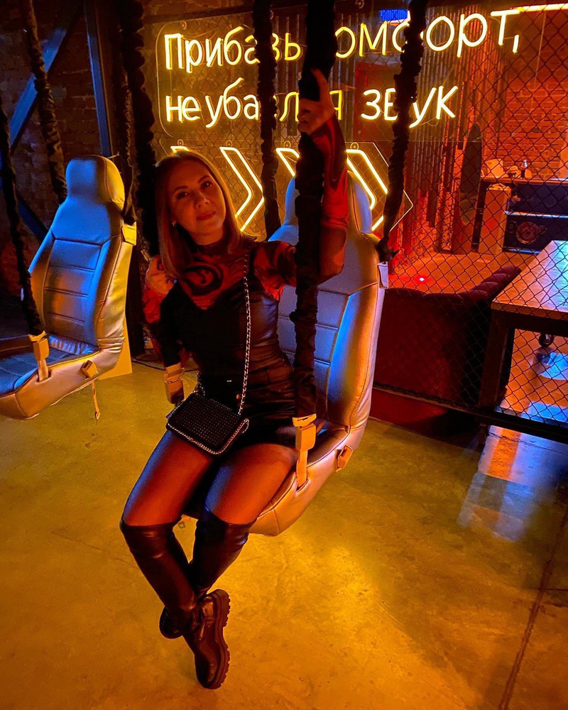 Ну уж сильно коротко на мне этот топ сидит, поэтому я сверху надеваю ещё один топ