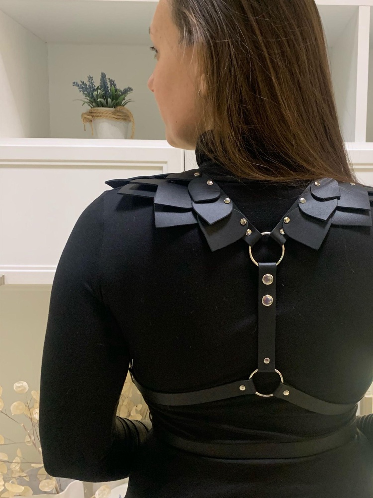 Оригинальная штучка. Выглядит эффектно. Минус звезда за то, что не вся портупея из кожи