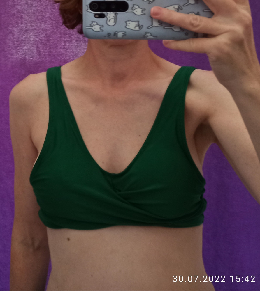 Сам по себе купальник хороший, качественный. Брала в соответствии с размерной сеткой, на свой 46 взяла L, и видимо зря, потому что бюстгальтер сидел на груди как-то несуразно.
Плавки сели нормально, в размер, но по частям, к сожалению, не возьмёшь