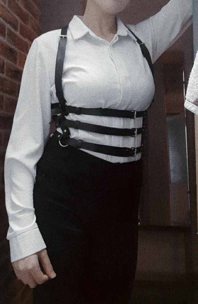 Шикарная портупея. Придётся сделать дополнительные отверстия, но это совсем не страшно. Очень красиво. Рекомендую