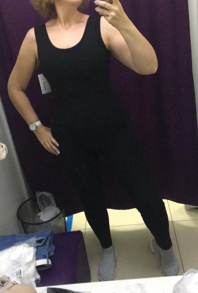 Красивый комбез! Но мне тянули лямки в плечах, даже при примерке. И чашки завышены, хочется их вниз поправить. Но по облеганию-мой размер, может комбез для более низкого роста?(у меня 168 см). Хлопок, приятен к телу, не сборит, плотный, не просвечивает. Красивая спинка. 