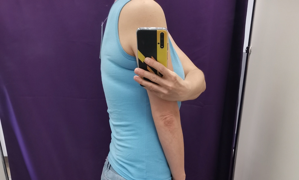 На ОГ 92-93 в обтяг, не люблю когда так - не красиво смотрится сзади , поэтому отказ, перезакажу на бОльшую. Рисунок, к сожалению, наклейка, а не рисунок на ткани - думаю через пару стирок полопается. Но за свою цену - нормальная. 