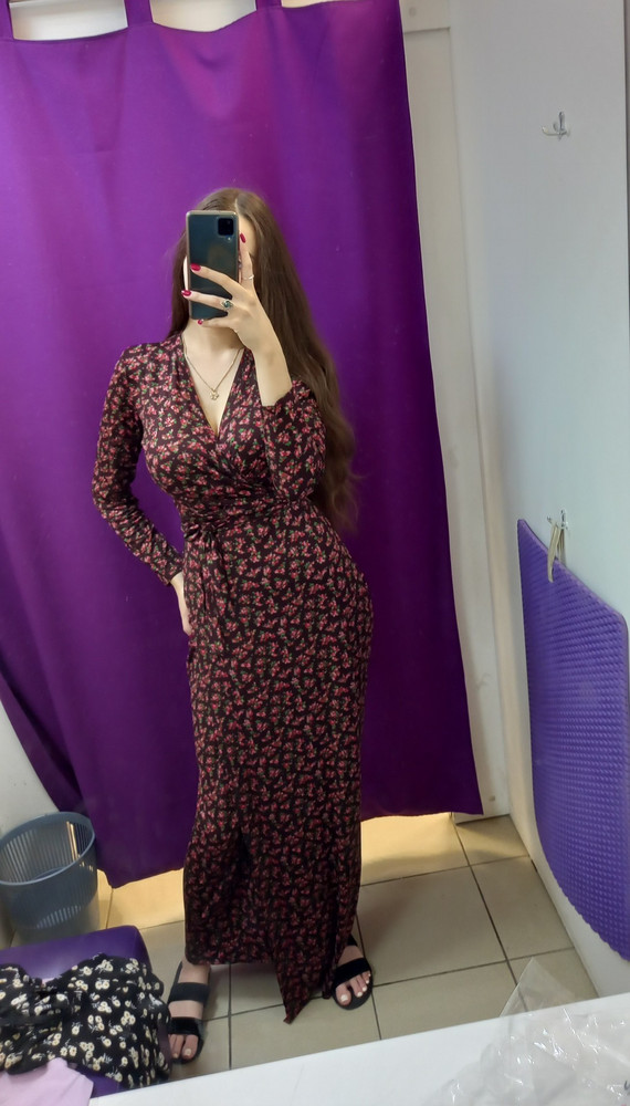 Платье просто суперское! Заказала размер М, но по ом поняла, что на модели на фото размер S, переживала что большое будет. На пункте выдачи померила (есть фотографии) - все отлично подошло! Очень красиво и материал прекрасный 😍🥰