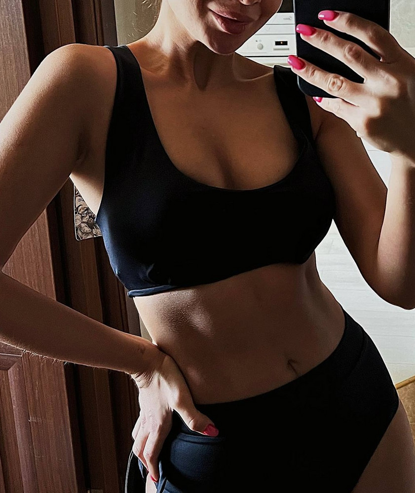 Отличный купальник, теперь можно смело ехать загорать и купаться. Материал очень качественный. Наверху купальника  декоративную завязку можно развязать если вам будет она мешаться или или приносить неудобства, смотреться будет тоже отлично.