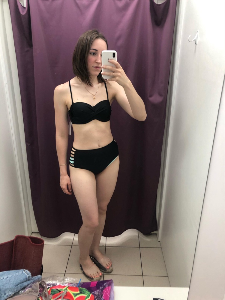 Отлично, на маленькую грудь не оттопыривается, прилегает плотно, все прикрыто! Довольна!