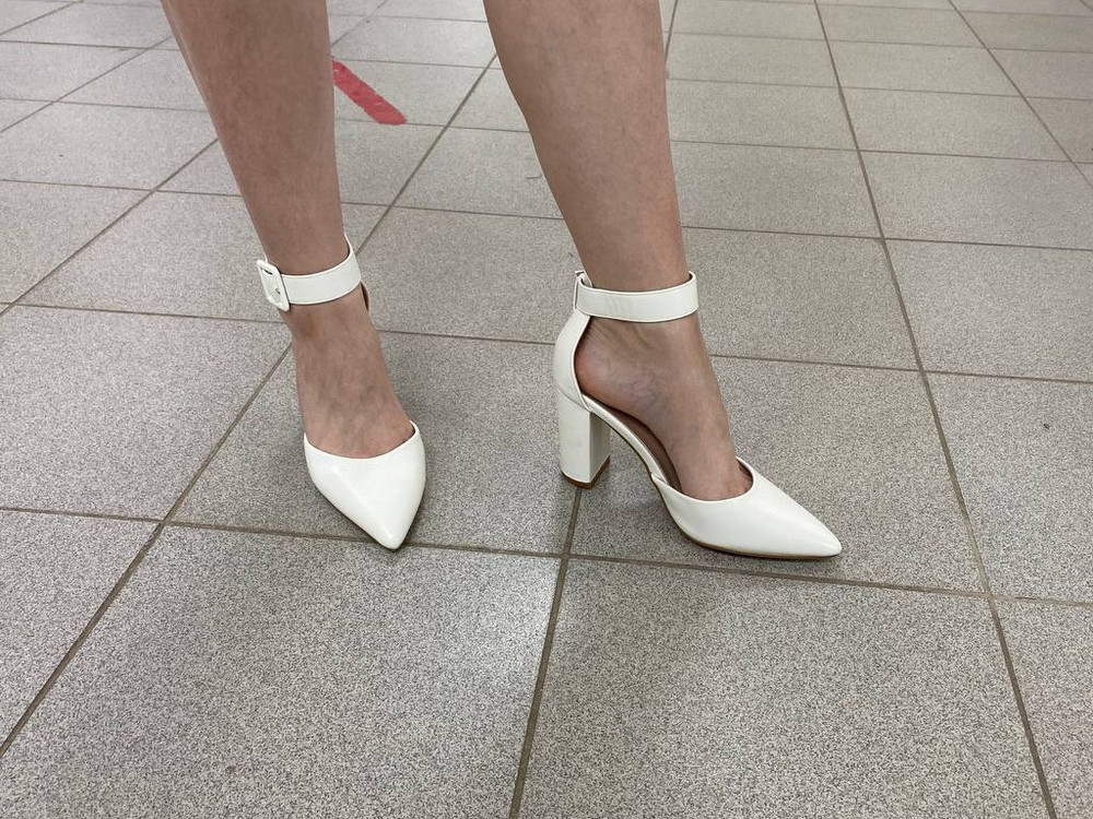 Выглядят отлично и очень удобные. 
Заказывала 38 размер, оказались большими.