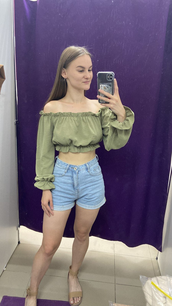 Очень крутой топ. Удобный нигде не сползает. У кого маленькая грудь - вообще отлично подойдёт,у кого побольше - приобретайте какие то накладки на грудь или бандо бюстгальтер. Ну а кто ничего не стесняется - можете не париться)  единственное я бы цену снизила. Качество немного не тянет до этой цены (900 с копейками) 