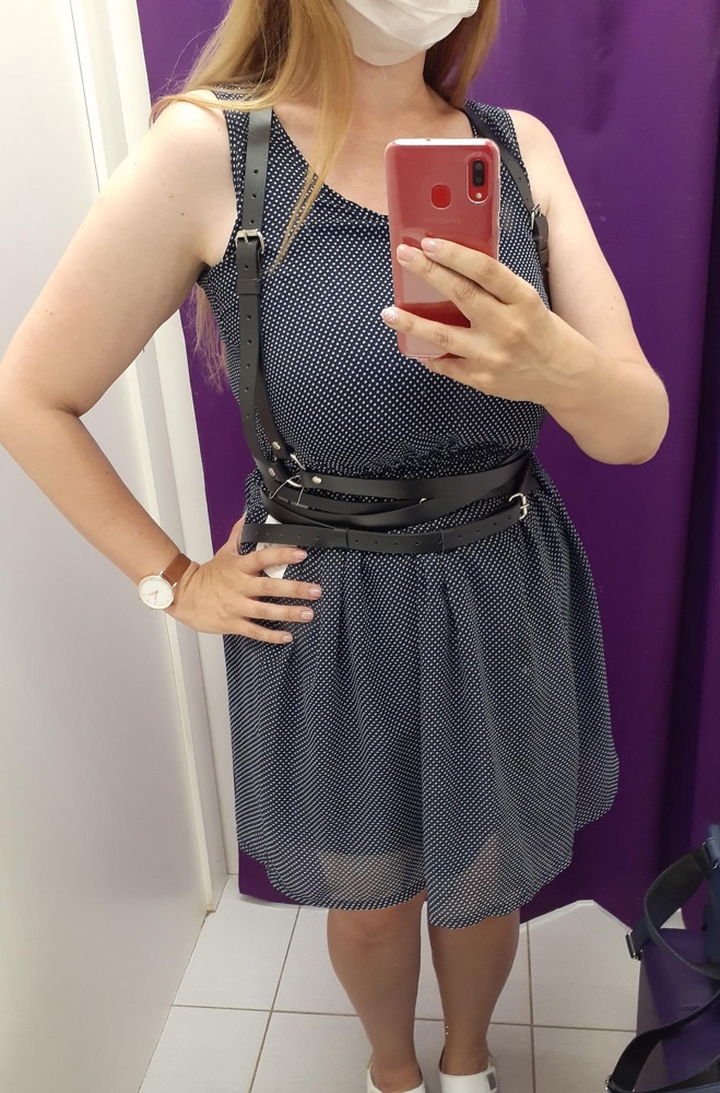 Вроде нормальная, но мне особо сравнить не чем.ниразу не брала такое. Взяла по отзывам на 48/50 размер 52/54. Ремни длинные, но можно укоротить.тч принципе они идут размер в размер. Можно брать свой размер, не больше. Или обрезать потом ремешки и запаивать