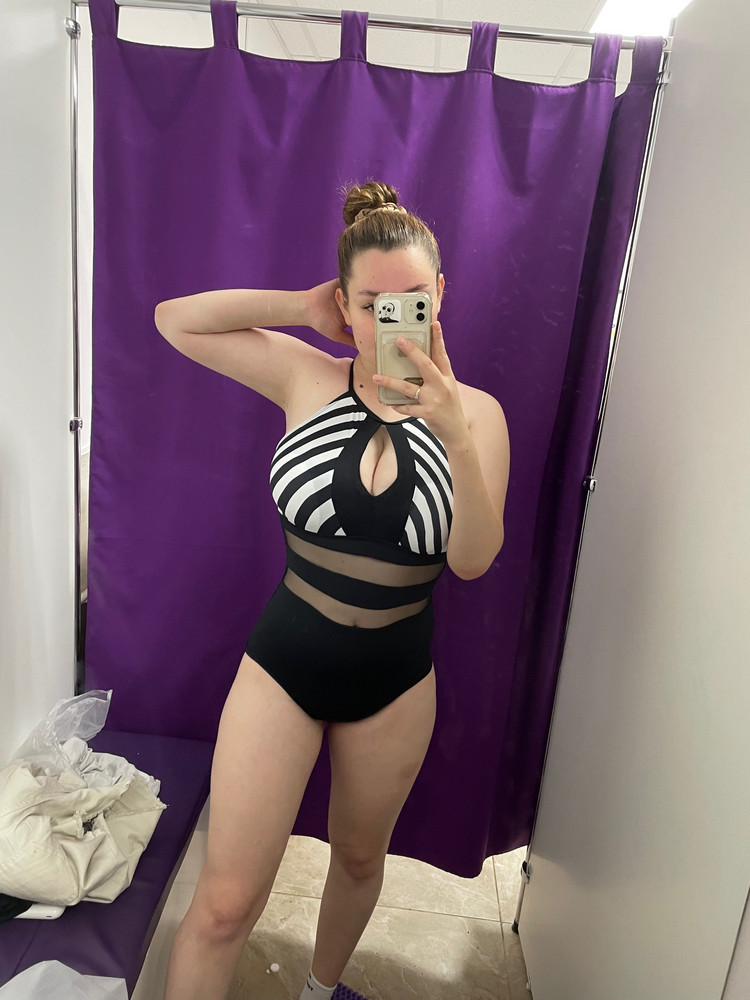 Купальник огонь, на фото немножко давит, потому что торопилась и Особо не отрегулировала завязки, но, сидит идеально,  подчеркивает фигуру 😋